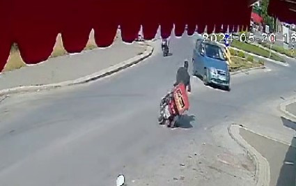 MANAVGAT’TA MOTOKURYE ÖLÜMDEN DÖNDÜ