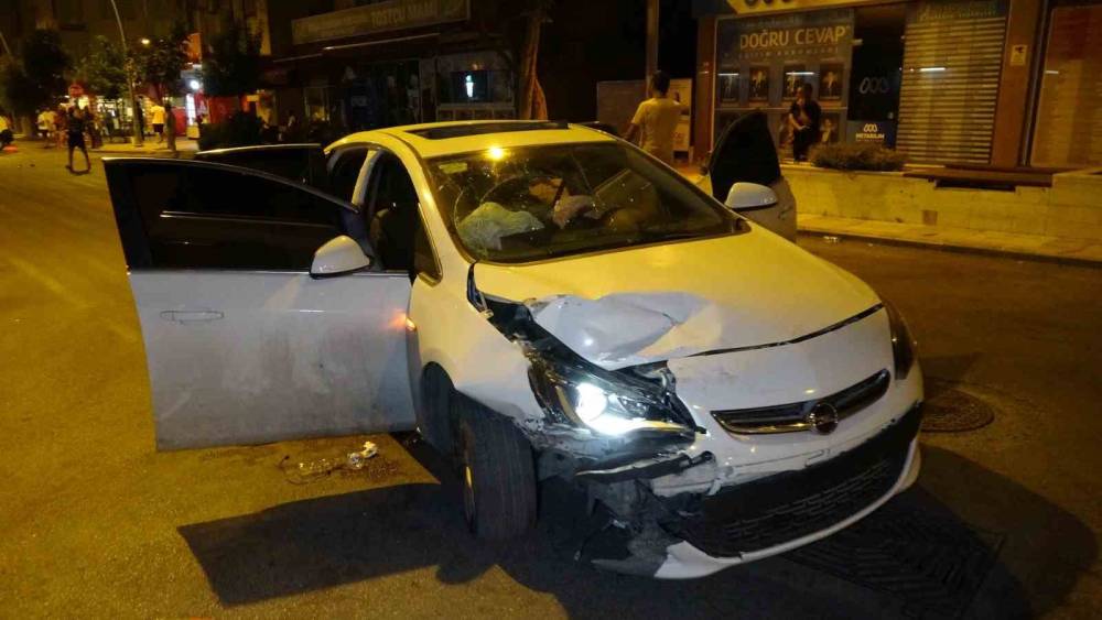 ÇARPIŞAN OTOMOBİLLER HURDAYA DÖNDÜ