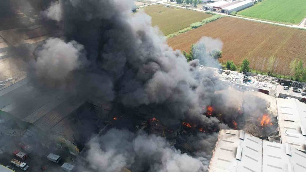 ADANA’DAKİ YANGIN HAVADAN GÖRÜNTÜLENDİ