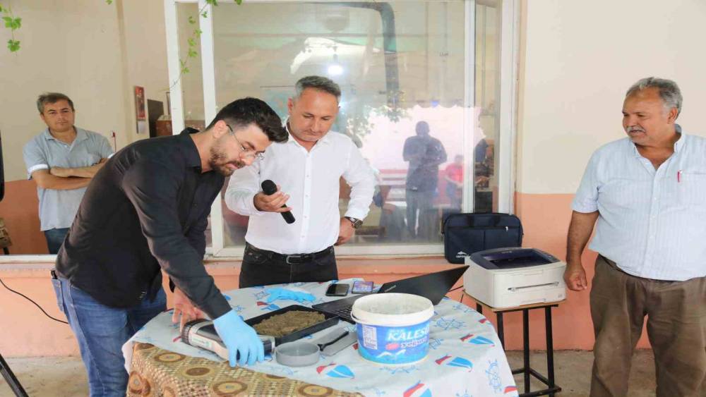 MEZİTLİLİ ÜRETİCİLERE TOPRAK ANALİZ CİHAZI TANITILDI