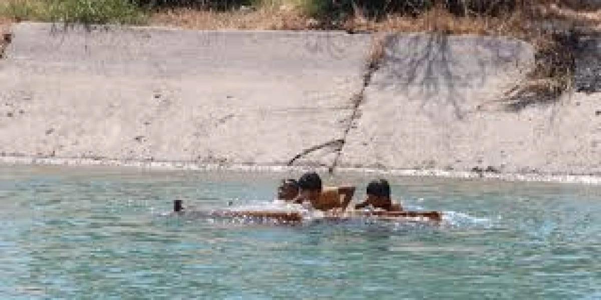 Adana'da Sıcaklar Çocukları Tehlikeye Atıyor