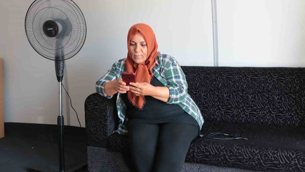 DEPREMDE KAYBOLAN YEĞENİNİ ARIYOR