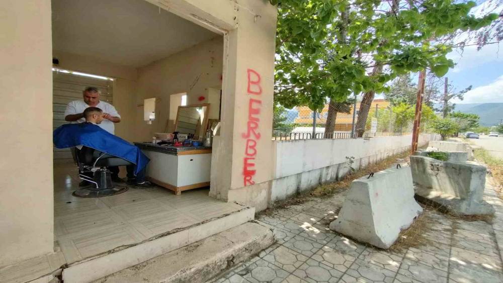 DEPREMDE DÜKKANI YIKILDI, TERKEDİLEN NÖBET KULÜBESİNİ EKMEK TEKNESİNE ÇEVİRDİ
