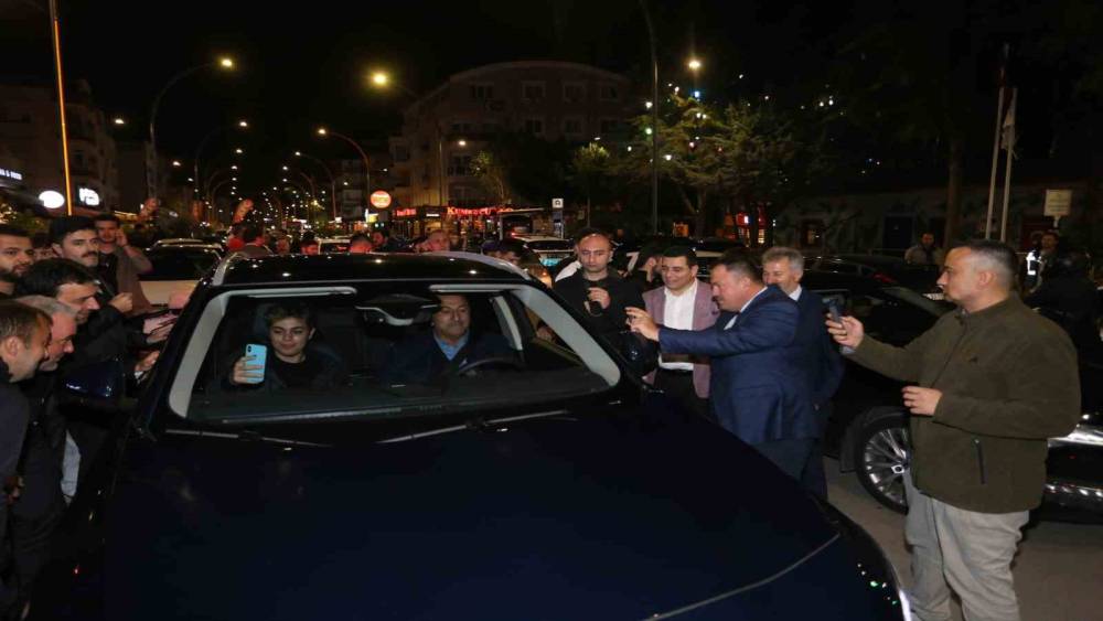 Bakan Çavuşoğlu, kendi kullandığı Togg ile Kepez’e geldi