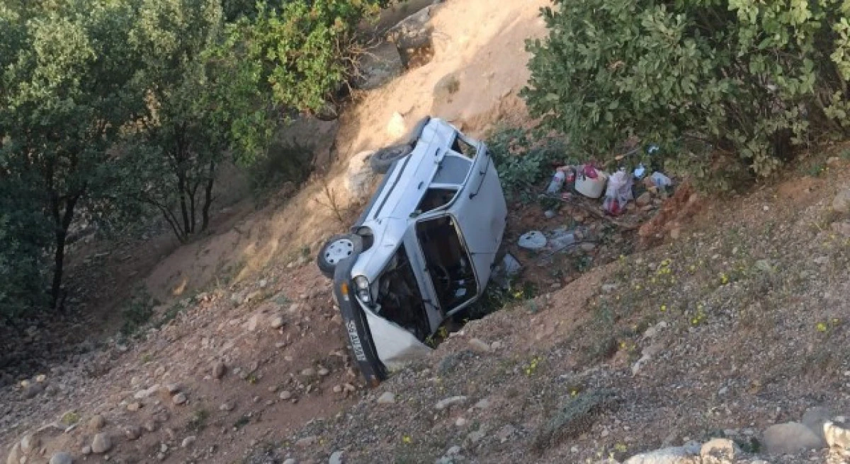 Mersin'de Otomobil Şarampole Yuvarlandı: 3 Yaralı