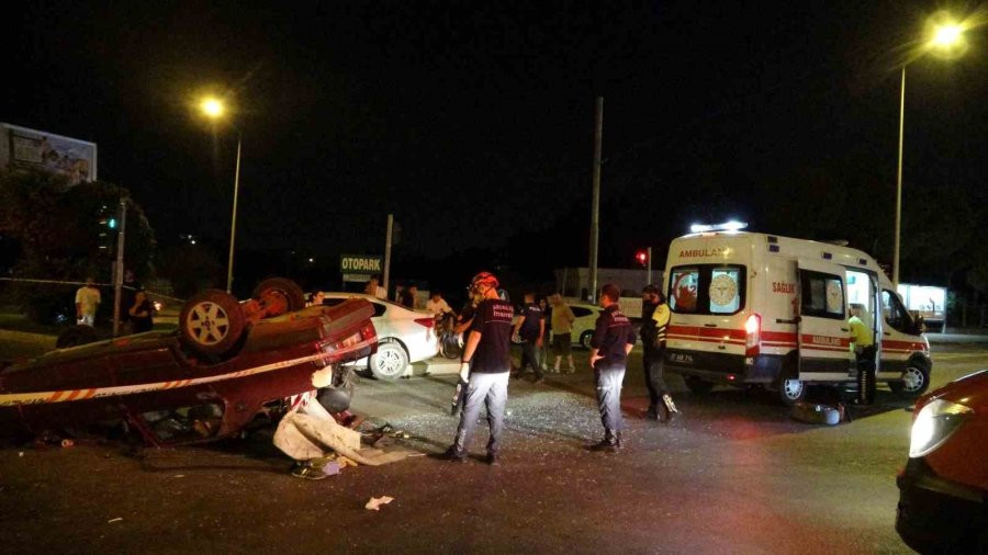 ANTALYA'DA IŞIKLI KAVŞAKTA İKİ OTOMOBİLİN ÇARPIŞMASI MEYDANA GELEN TRAFİK KAZASINDA TAKLA ATAN OTOMOBİL HURDAYA DÖNERKEN ARAÇTAKİ 2 KİŞİ İSE KAZAYI YARALI ATLATTI.