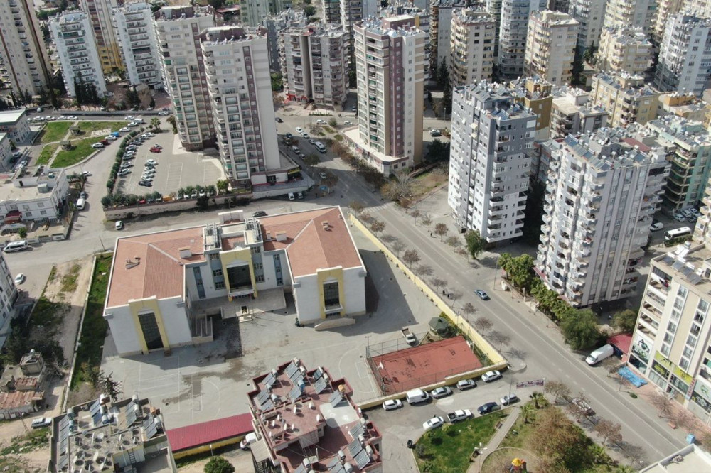 ADANA’DA OKULLARIN YANINDAKİ AĞIR HASARLI BİNALAR TEHLİKE SAÇIYOR