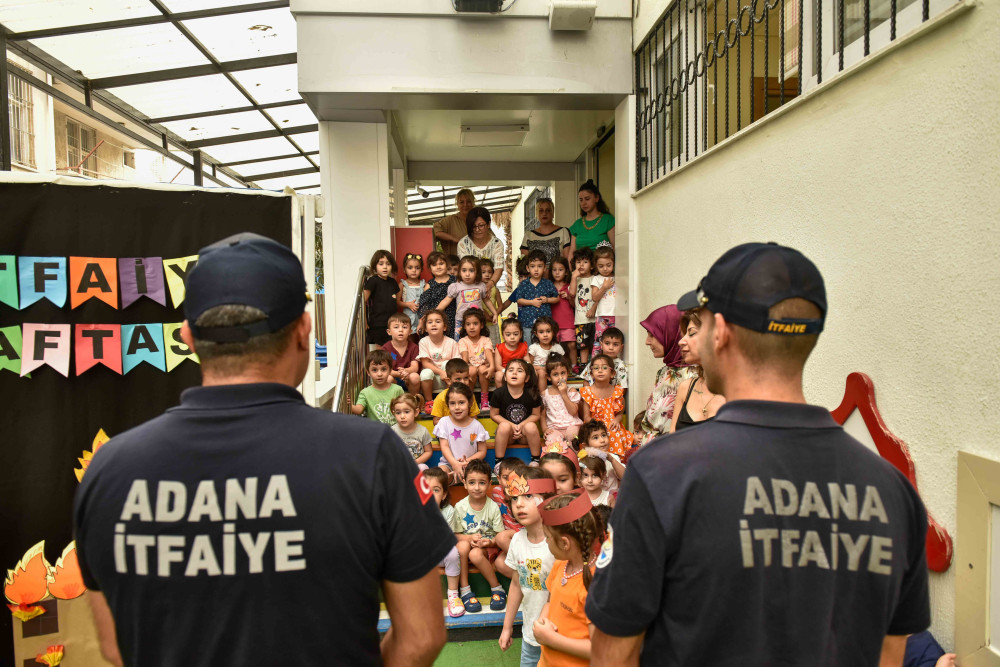 ADANA BÜYÜKŞEHİR İTFAİYESİ GÜNDÜZ BAKIMEVLERİNDEKİ ÇOCUKLARLA BULUŞTU