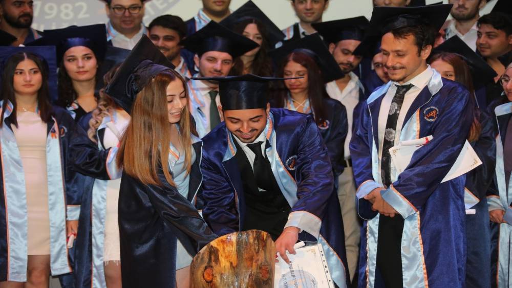 GENÇ DİŞ HEKİMLERİ YEMİN EDEREK MESLEĞE ADIM ATTI