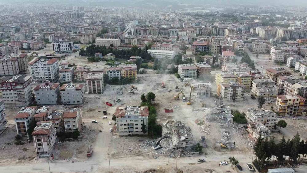 DEPREMİN VURDUĞU HATAY’DA AĞIR HASARLI BİNALAR YIKILIYOR