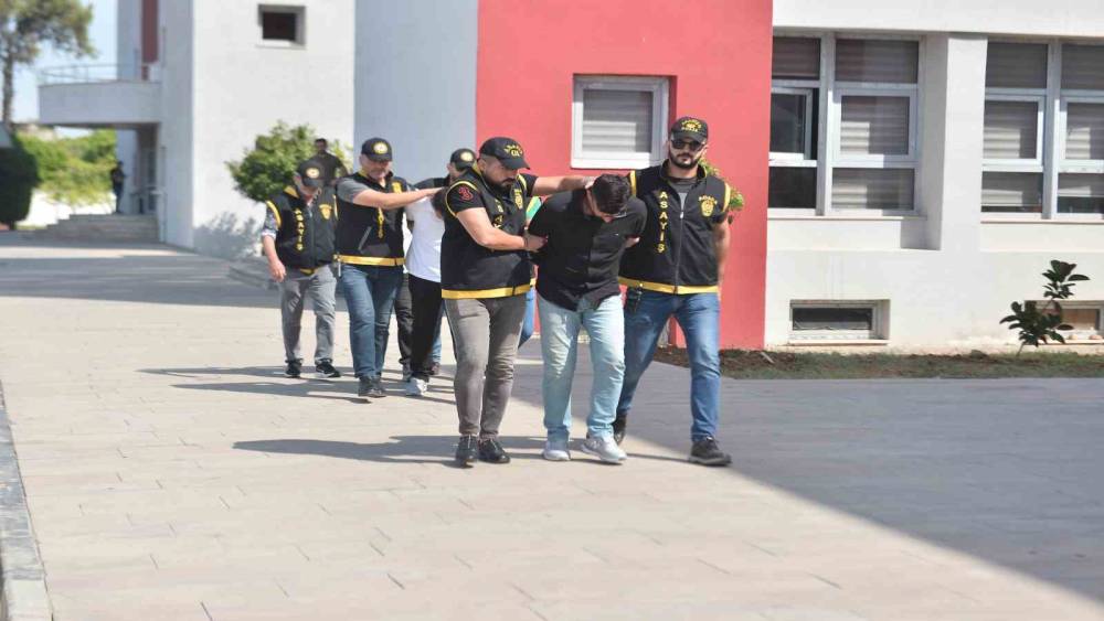 OTOMOBİLİ GASP EDİP KREDİ KARTINDAN HARCAMA YAPAN 4 KİŞİ TUTUKLANDI