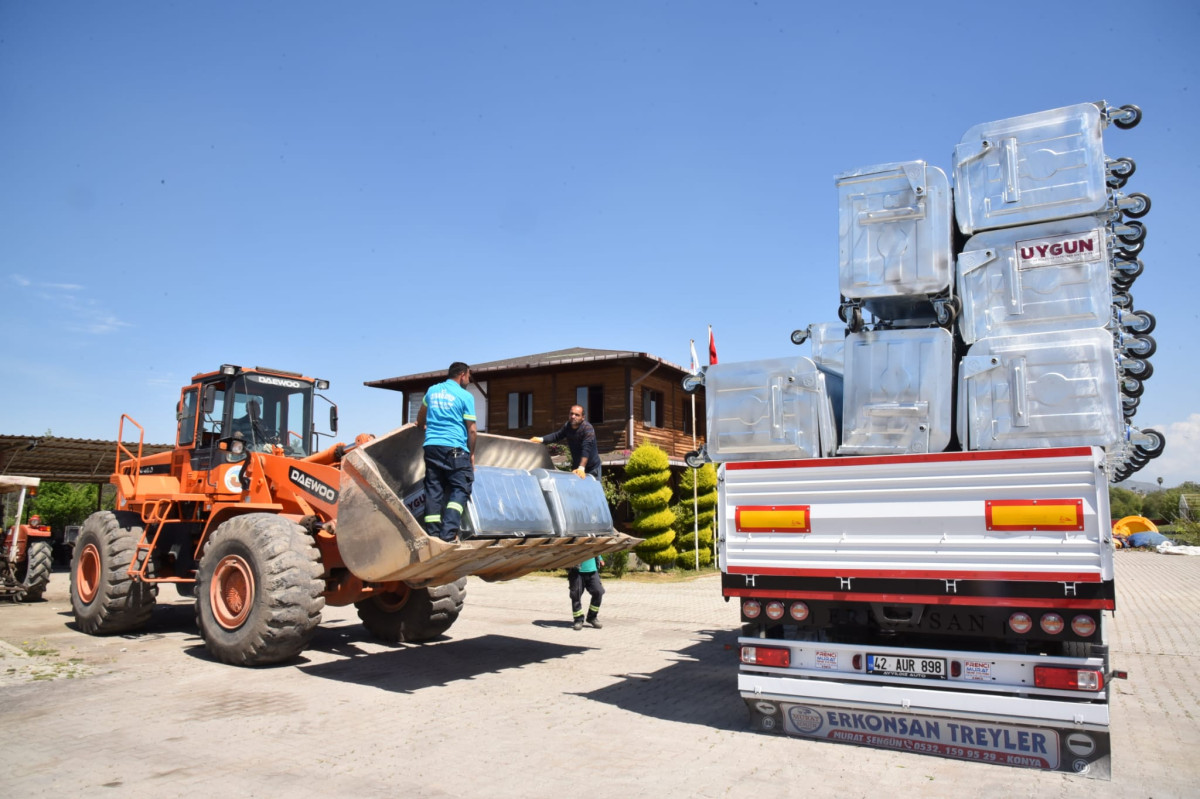 BAŞKAN AYDAR CEYHAN’A 300 YENİ ÇÖP KONTEYNERİ KAZANDIRDI