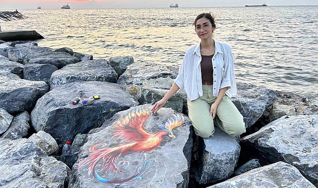 AKDENİZ KIYISINDAKİ DALGA KIRAN KAYALAR RESSAM ELİYLE RENKLENİYOR