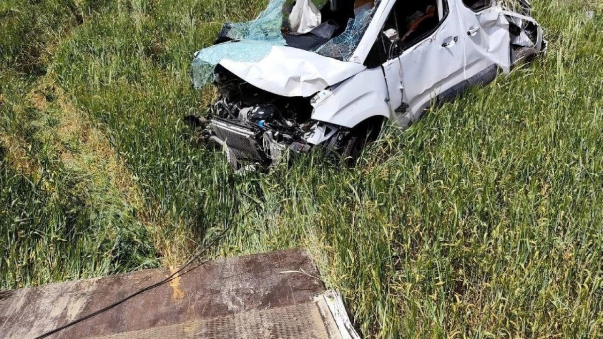 ANTALYA'DA HAFİF TİCARİ ARAÇ ŞARAMPOLE YUVARLANDI: 1 YARALI