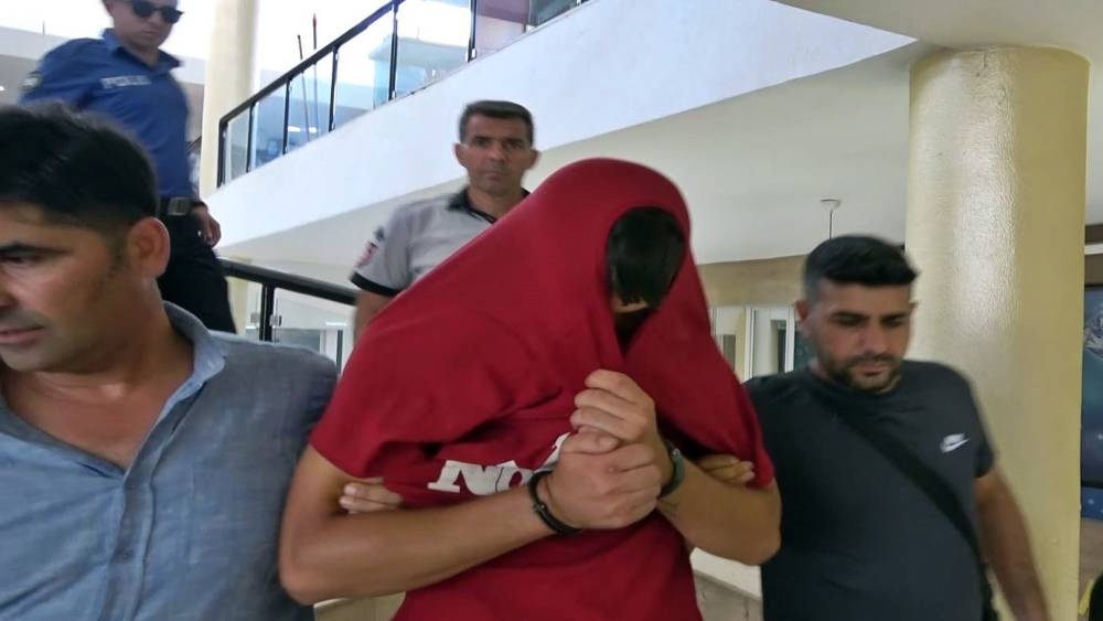 ANTALYA’DA FIKRA GİBİ OLAY: KUYUMCULAR ÇARŞISI’NDA GÜMÜŞÇÜYÜ SOYDU, KOMŞU GÜMÜŞÇÜLERE SATARKEN YAKALANDI
