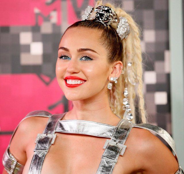 MİLEY CYRUS 100 BİN KİŞİYLE KENDİNİ YANLIZ HİSSEDİYOR