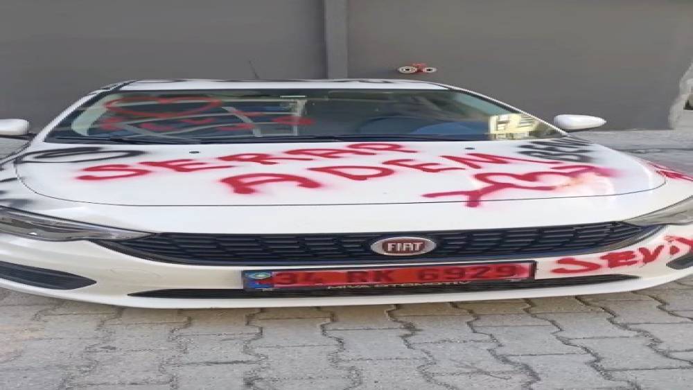 SAPLANTILI AŞIK OTOMOBİLİ AŞK DUVARINA ÇEVİRDİ, LASTİKLERİNİ PATLATIP PERT ETTİ
