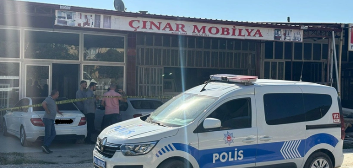 UZMAN ÇAVUŞ, EV SAHİBİNİ VE OĞLUNU ÖLDÜRDÜ