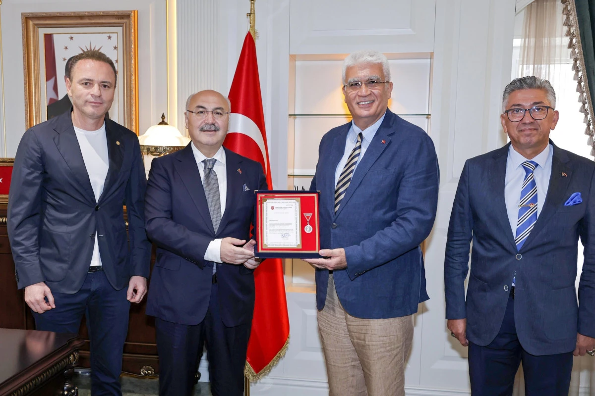 Vali Köşger'den TSKGV'ye bağış yapanlara teşekkür plaketi