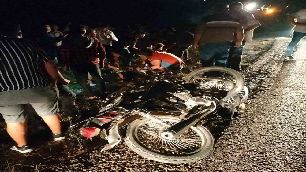 ADANA’DA MOTOSİKLET KAZASINDA YARALANAN 3 KİŞİDEN 1’İ HAYATINI KAYBETTİ