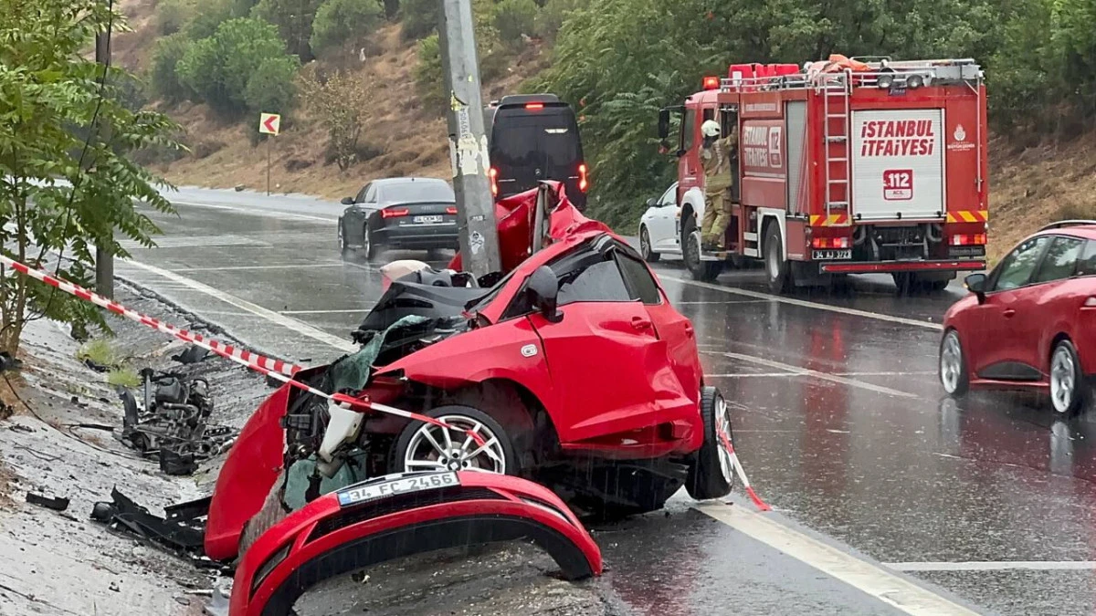 İSTANBUL'DA KORKUNÇ KAZA! OTOMOBİL KAĞIT GİBİ KATLANDI