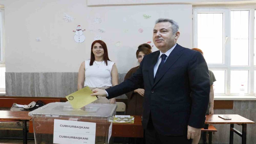 ADANA VALİSİ CUMHURBAŞKANLIĞI SEÇİMİ İÇİN OYUNU KULLANDI