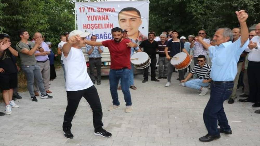 17 Yıl Yattığı Cezaevinden İzinli Olarak Çıktı, Davul Zurna Eşliğinde Konvoyla Karşılandı