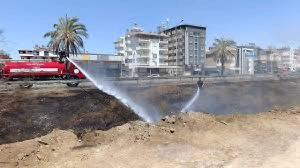 MANAVGAT'TA SÖNDÜRÜLMEDEN ATILAN SİGARA SAZLIK YANGININA NEDEN OLDU