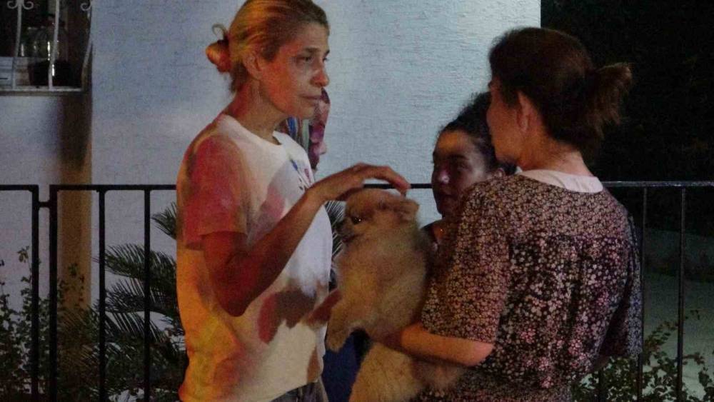 ADANA’DA KORKUTAN YANGIN: APARTMAN SAKİNLERİ EVCİL HAYVANLARIYLA DIŞARI ÇIKTI