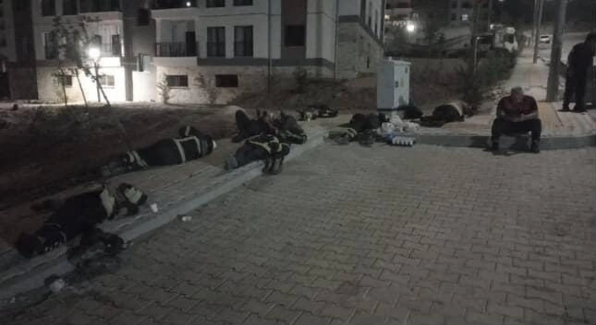 SAATLER SÜREN YANGINDA YORGUN DÜŞEN ‘YANGIN SAVAŞÇILARI’ YERDE UYUYARAK DİNLENDİLER