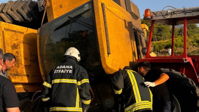 ADANA'DA BİÇERDÖVER DEVRİLDİ, SÜRÜCÜ YARALANDI