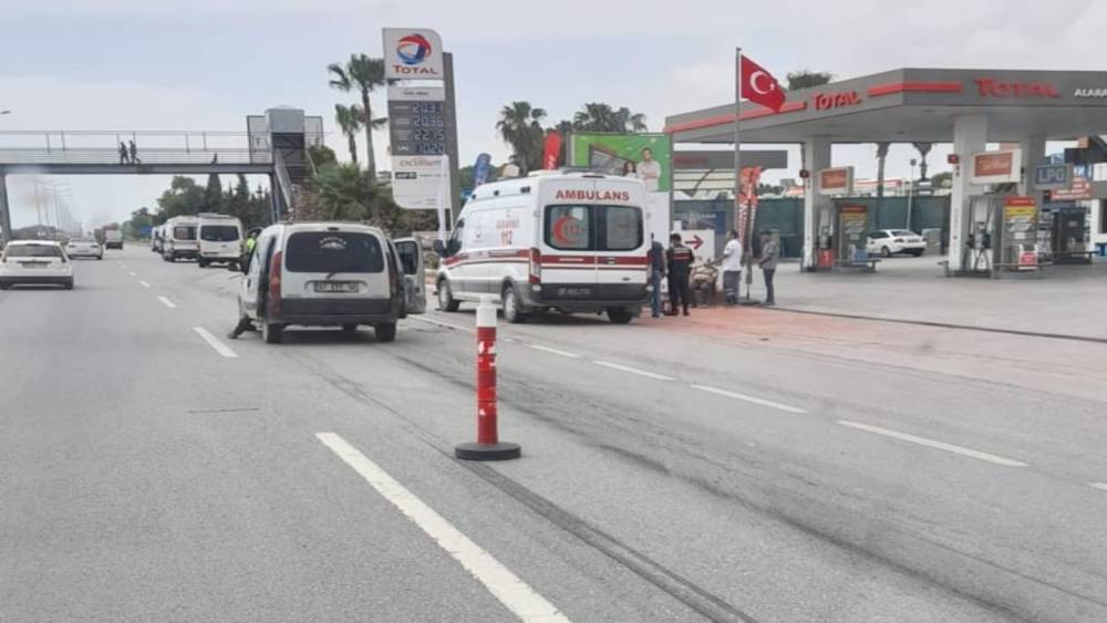 FREN YAPAN MİNİBÜS OTOYOLU BİRBİRİNE KATTI: 2’Sİ TURİST 6 YARALI