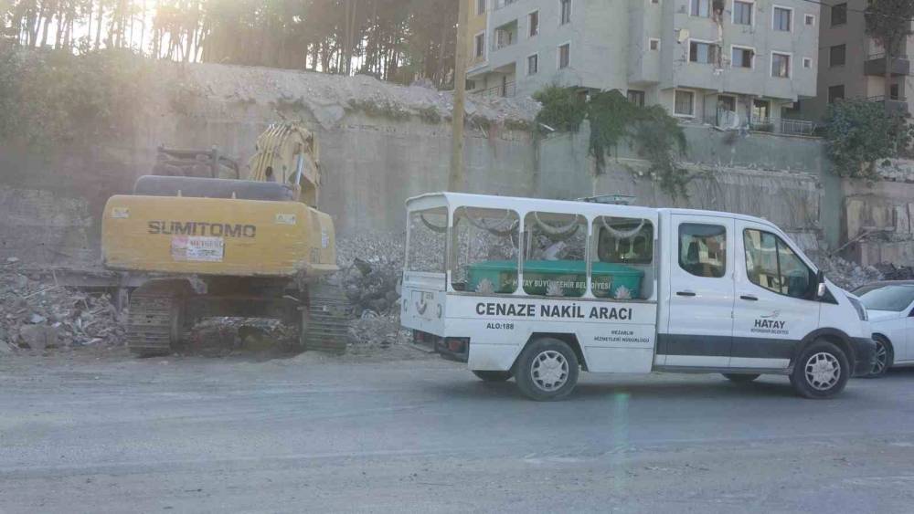 DEPREMİN 215. GÜNÜNDE ENKAZDAN CESET ÇIKTI