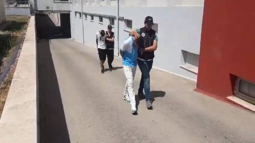 ADANA’DA SOKAKTA UYUŞTURUCU SATTIĞI ÖNE SÜRÜLEN 2 ŞÜPHELİ TUTUKLANDI