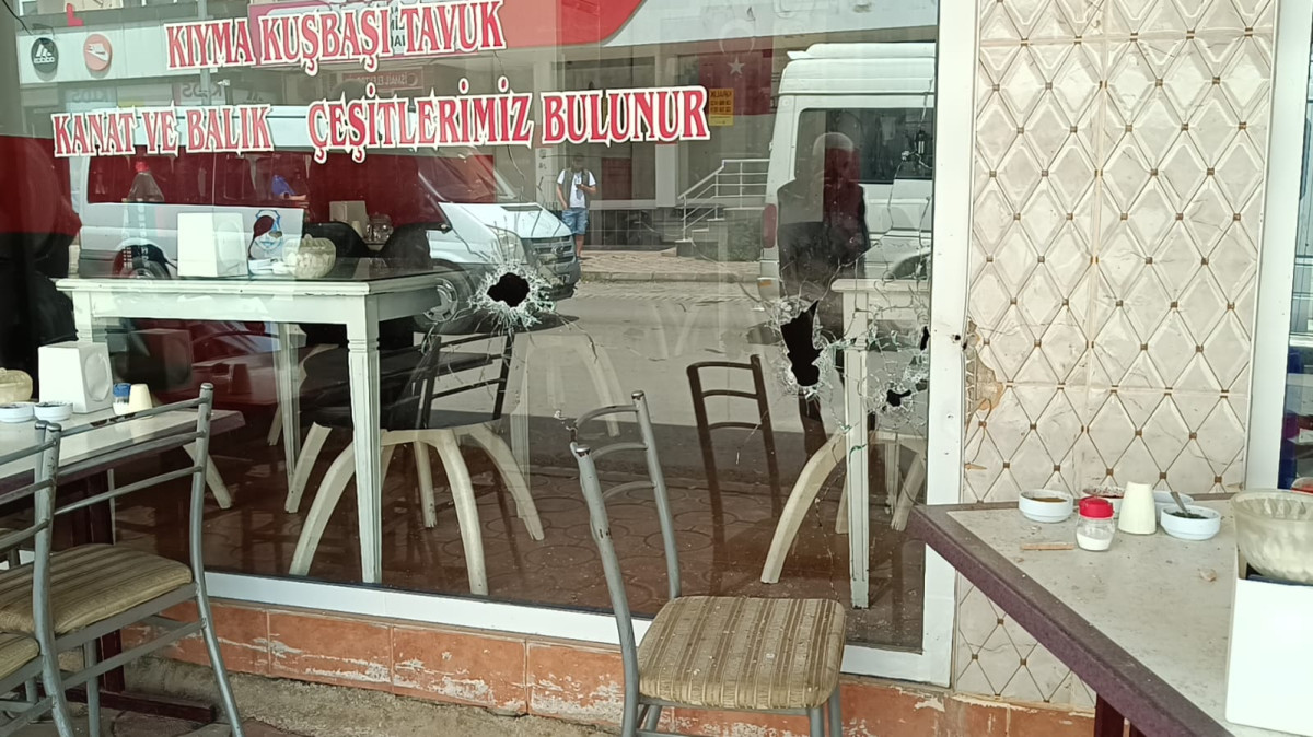 KOZAN'DA ÇORBACI ÖNÜNDE SİLAHLI SALDIRI: 2 YARALI