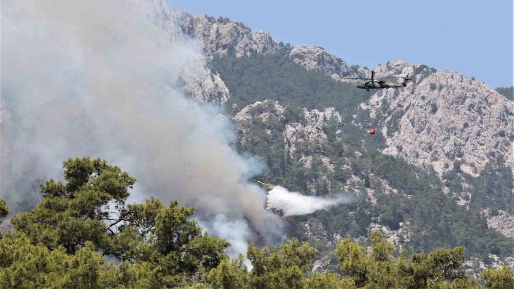 KEMER’DE ORMAN YANGININA HAVADAN YOĞUN MÜDAHALE