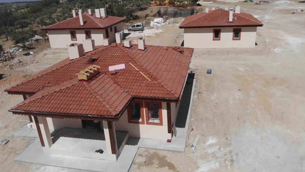 YAPIMI TAMAMLANAN 3 KÖY EVİNİ GEZEN DEPREMZEDE: "İNANMADIN, GELDİM GÖZÜMLE GÖRDÜM"
