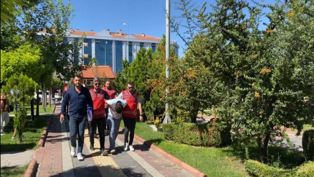 Kendilerini ’polis’ olarak tanıtıp 1 milyon 758 bin lira dolandıran 4 şahıs tutuklandı