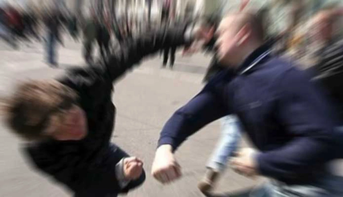 TRAFİK MAGANDALARI TARTIŞTIKLARI KİŞİYİ DÖVMEK İÇİN GELİP ANNESİNİ DARP ETTİLER