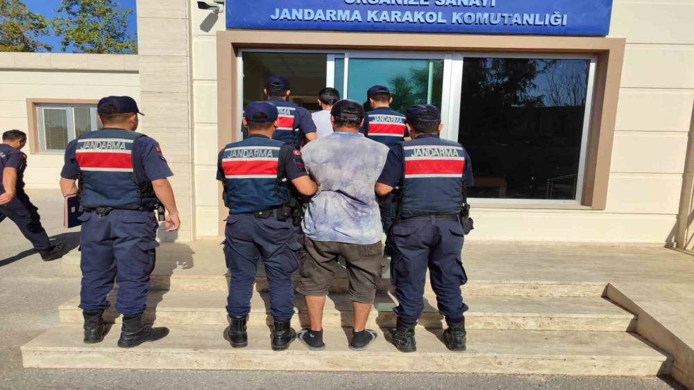 ANTALYA’DA KESİNLEŞMİŞ HAPİS CEZASIYLA ARANAN 2 FİRARİ YAKALANDI