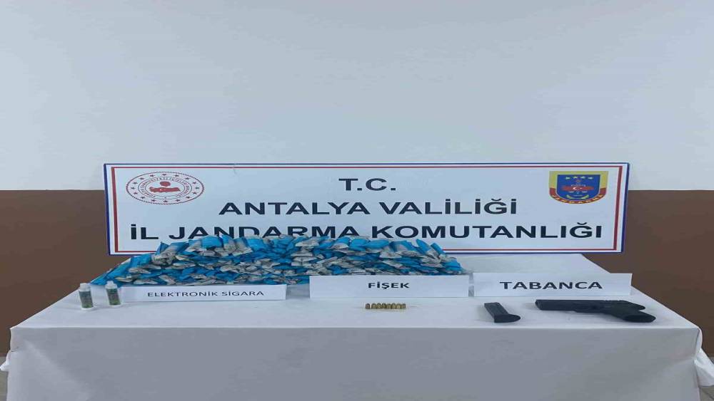 ARANAN ŞÜPHELİ ARAÇTA 200 ADET ELEKTRONİK SİGARA ELE GEÇİRİLDİ