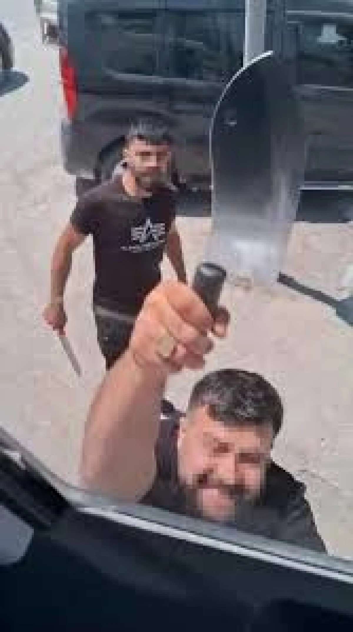 YOL VERME TARTIŞMASINDA SATIRLA SALDIRAN ŞAHISLARDAN, KAPIYI KİLİTLEYEREK CANINI KURTARMIŞ