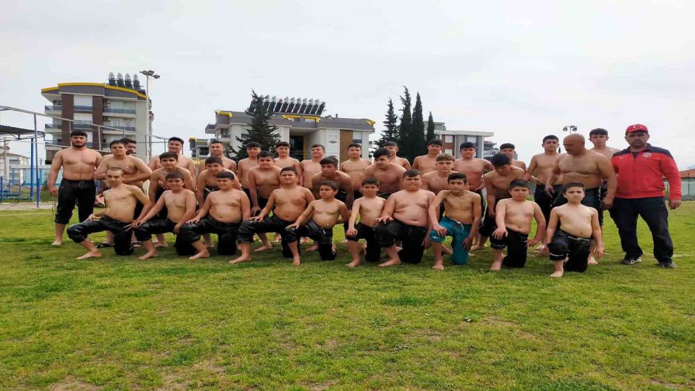 DÖŞEMEALTI’NIN MADALYA AVCILARI HEM YAĞLI HEM DE MİNDER GÜREŞLERİNDE BAŞARIDAN BAŞARIYA KOŞUYOR