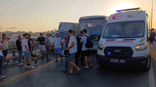 AÇILAN ARKA KAPAĞININ KAPATILMASI İÇİN DURAN KAMYONET FACİAYA SEBEP OLDU: 1 ÖLÜ, 3 YARALI