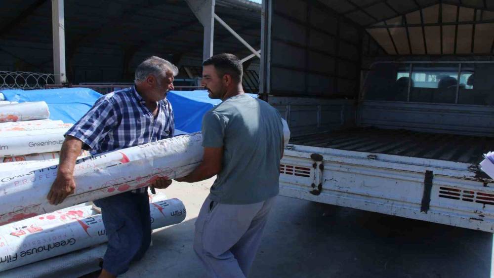ANTALYA BÜYÜKŞEHİR’DEN AKSULU ÇİFTÇİLERE SERA NAYLONU YARDIMI