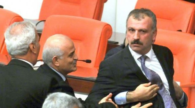 CUMHURBAŞKANI BAŞDANIŞMANI SARAL, DEM PARTİLİ VEKİLİ YUMRUKLAYAN KARAİSMAİLOĞLU'NU TEBRİK ETTİ: OFLU DURUŞUNA SAĞLIK