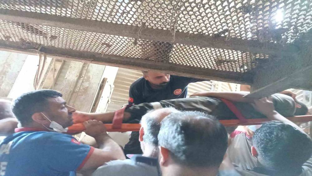 HUBUBAT ÖĞÜTME MAKİNESİNE KAPILAN İŞÇİYİ, EKİPLER KURTARDI