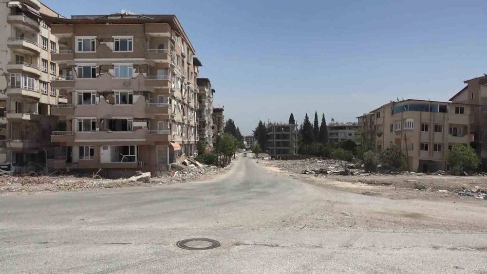 DEPREMDEN SONRA HATAY’DA CADDE VE SOKAKLAR ÖKSÜZ KALDI