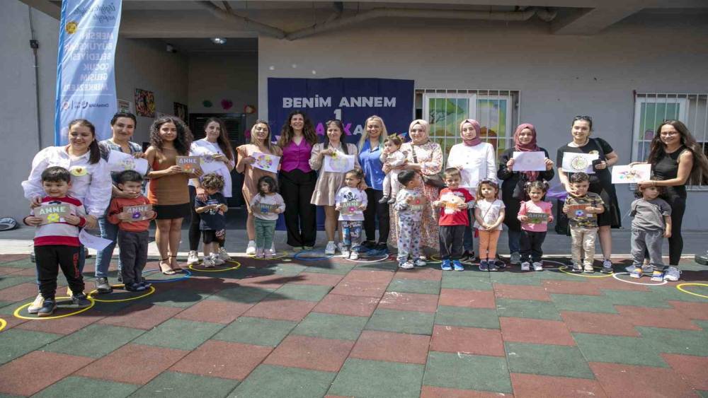 Minikler anneleri için hediye hazırlayıp, şarkılar söyledi
