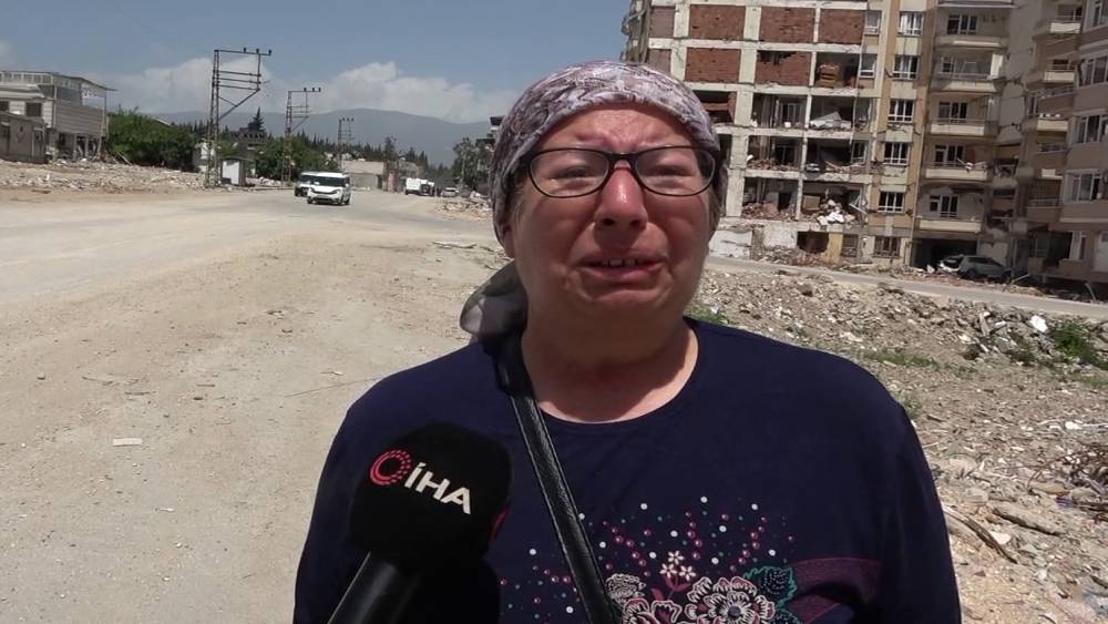 Hatay’da 40 yıllık emeği moloza dönen kadın, gözyaşlarına boğuldu